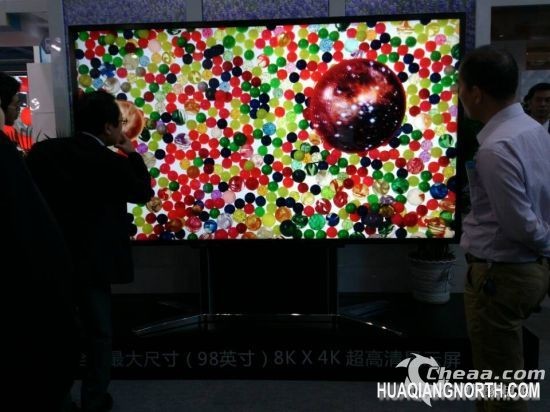 京东方98寸8K显示屏引围观者啧啧称奇