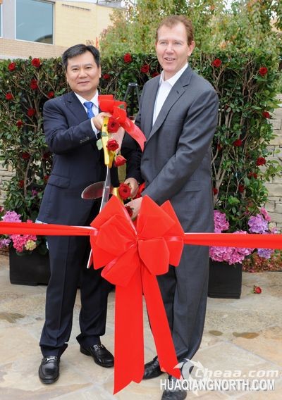 苏宁董事长张近东与帕拉奥图市长Greg Scharff共同为苏宁硅谷研究院剪裁