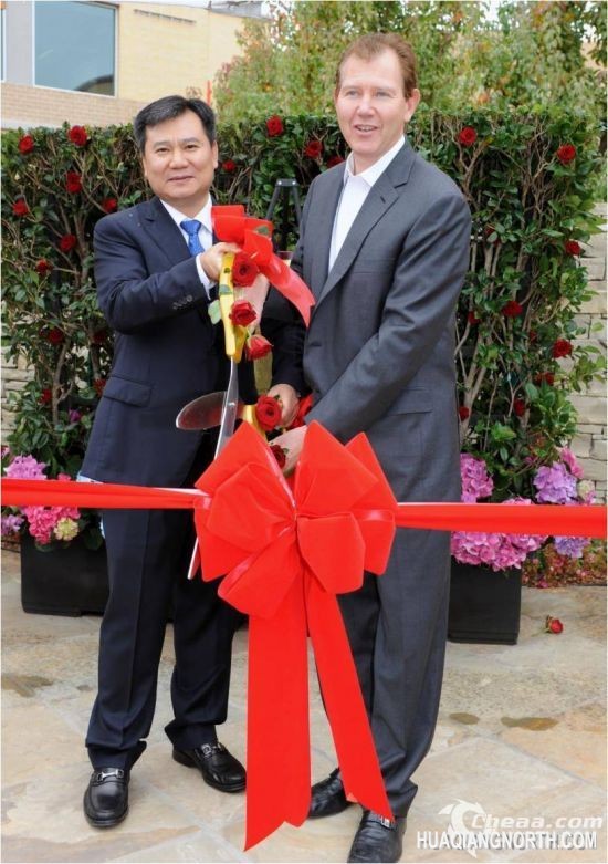 苏宁董事长张近东与帕拉奥图市长Greg Scharff共同为苏宁硅谷研究院剪裁