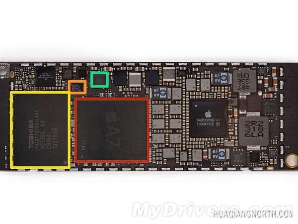 开始介绍mini 2的主板: 红色部分为A7处理器,型号为APL0698,与iPhone 5S、Air中的完全一样,不过主频定在了1.3GHz,同时mni 2内置的是尔必达F8164A1PD 1GB LPDDR3内存; 黄色部分为东芝THGBX2G7B2JLA01 16GB闪存; 绿色部分为意法半导体的B334 STMicro MEMS加速器/陀螺仪,跟Air中的完全一样; 橙色部分为M7协处理器,恩智浦NXP LPC18A1。