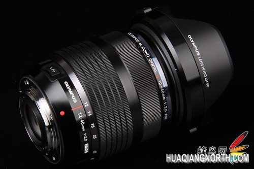 12-40mm F2.8镜头外观（带遮光罩）