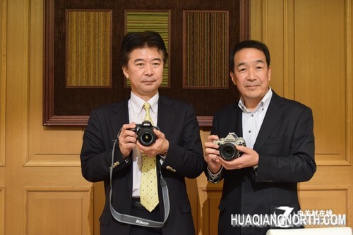 北端秀行先生与赤木俊昭先生手持Df相机