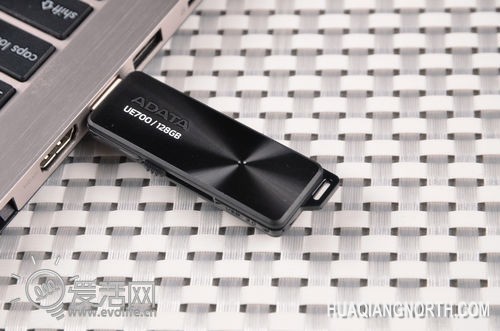 黑色极速漩涡 试用威刚UE700 128GB版USB3.0 U盘