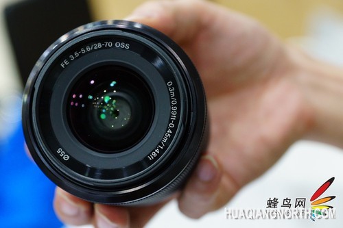 索尼α7R整体外观——电池仍为NP-FW50