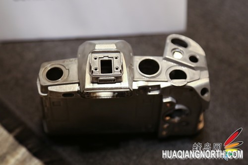 E-M1机身坚固的金属外壳