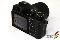 索尼α7R整体外观——翻折式LCD屏