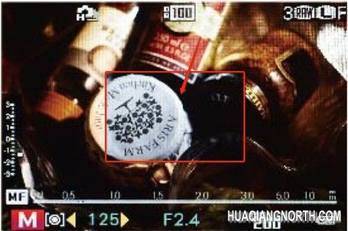 当被摄物体处于焦点时，裂像错位消失，画面清晰，手动对焦完成。